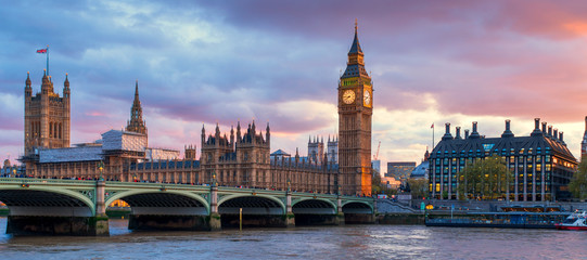 London Westminster Bridge i Big Ben o zmierzchu