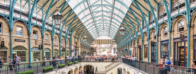 LONDYN - CZERWIEC 2013: Ludzie w Covent Garden. Londyn odwiedza rocznie 30 milionów ludzi