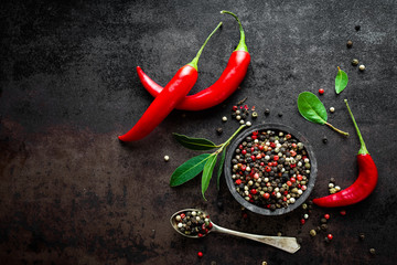 Gorący chili pepeprs, peppercorns na czarnym metalu tle i, odgórny widok