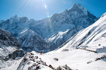 Widok na Machhapuchhare i helikopter w Annapurna Base Camp.