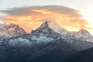 Wschód słońca nad Annapurną ze wzgórza Poon Hill.