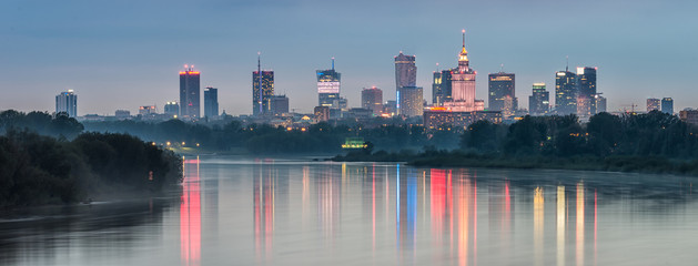 Nocna panorama Warszawy, Polska, nad Wisłą w nocy