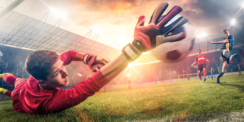 Bramkarz kontynuuje strzał na bramkę