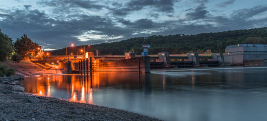 Nocny strzał oświetlonego jazu Dunaju w Ratyzbonie