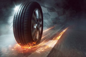 Opony samochodowe toczą się po jezdni