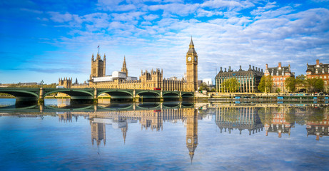 Big Ben i Westminster Parliament z rozmyte refletion w Londynie, Wielka Brytania w słoneczny dzień.