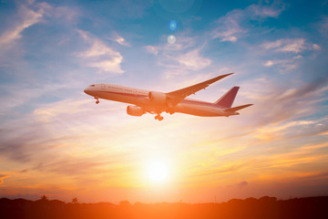 Samolot lądował o zachodzie słońca.