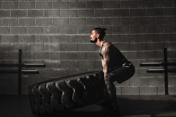 trening crossfit - opona mężczyzny