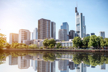 Zobacz na dzielnicy finansowej z głównej rzeki we Frankfurcie nad Menem, Niemcy