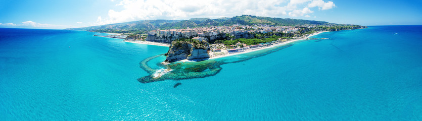 Tropea, Kalabria. Panoramiczny widok aerailowy klasztoru Santa Maria dell'Isola i wspaniałego wybrzeża