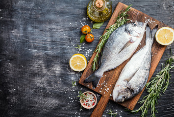 Świeże niegotowane dorado