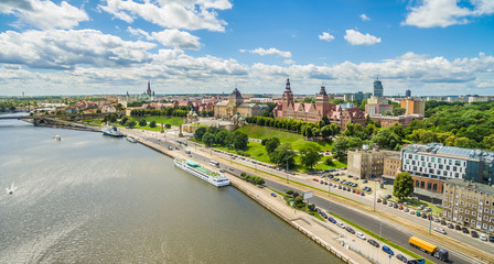 Szczecin - Wały Chrobrego i nabrzeże rzeki Odry. Krajobraz miasta z lotu ptaka.