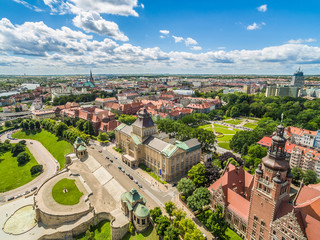 Szczecin z lotu ptaka. Stare miasto i Wały Chrobrego. Krajobraz miasta z błękitnym niebem.