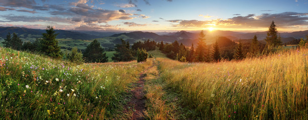 Piękny letni panoramiczny krajobraz w górach - Pieniny / Tatry, Słowacja