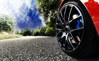 Czerwony samochód sportowy