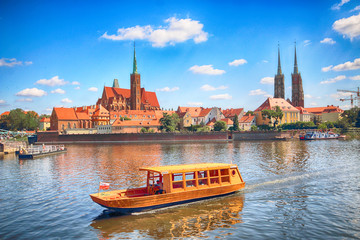 Wrocław, Polska - 18 lipca 2017: Wrocławskie Stare Miasto. Ostrów Tumski to najstarsza część miasta. Rzeka Odra, łodzie i zabytkowe budynki w letni dzień.