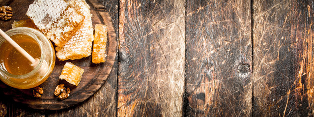 Miód w słoiku z orzechami.