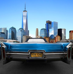 Retro stary samochód niebieski kolor na drodze w Nowym Jorku