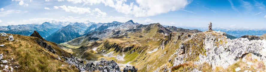 Alpejska panorama Valais z kamienną piramidą, Alpy w Valais, la Brinta, od Vercorin do Grimnetz, Eifischtal, Szwajcaria