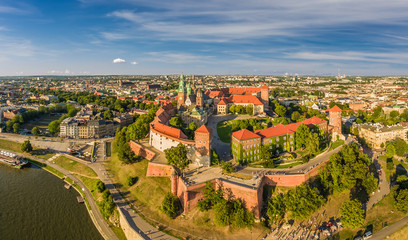 Kraków z lotu ptaka - krajobraz miasta z zamkiem i Katedrą na Wawelu. Panoram miasta z powietrza.