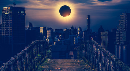 Niesamowite naukowe zjawisko naturalne. Całkowite zaćmienie słońca na niebie.