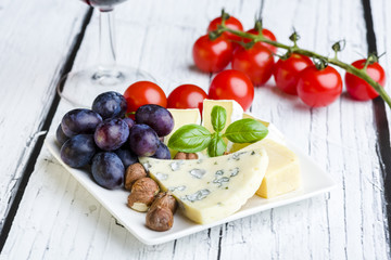 Mały talerz serów i owoców