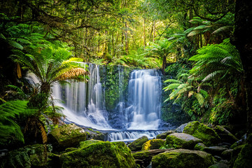 Podkowa Spada przy Mt Śródpolnym parkiem narodowym, Tasmania, Australia