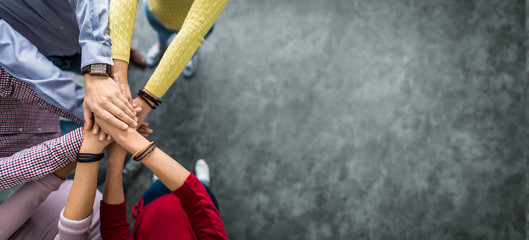 Stos rąk. Koncepcja jedności i pracy zespołowej.