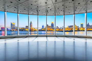 Panoramiczny widok na miasto za oknem.