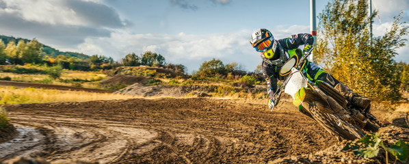 Extreme Motocross MX Rider jeżdżący na polnej drodze