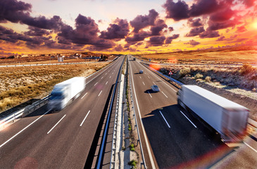 Ciężarówki i autostrada Transport międzynarodowy i logistyka Rynek dociera do miejsca docelowego drogą. Przemysł transportowy