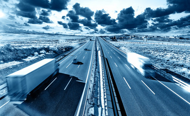 Ciężarówki i autostrada Transport międzynarodowy i logistyka Rynek dociera do miejsca docelowego drogą.