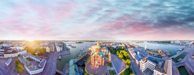 Widok z lotu ptaka Helsinki o zmierzchu, Finlandia