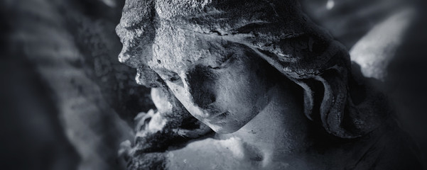 Vintage wizerunek smutnego anioła na tle liści