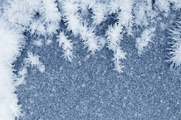 Mrożone kryształki lodu na ziemi