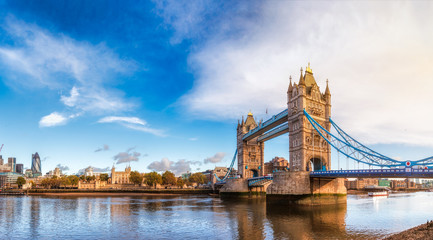 Londyńska pejzaż miejski panorama z Rzecznym Thames wierza mostem i Tower of London w ranek świetle