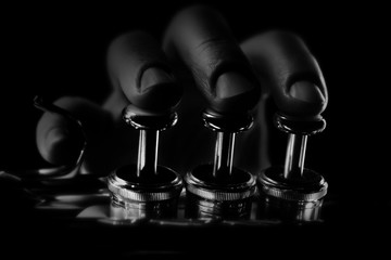 Gracz na trąbce. Ręce gra na instrumencie dętym