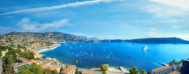 Widok linia brzegowa i luksusowy kurort miasteczko Villefranche-sur-Mer. Lazurowe Wybrzeże, Riwiera Francuska, Francja