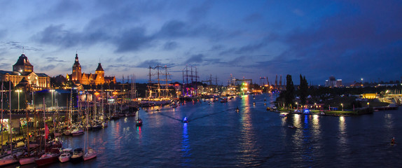 PEJZAŻ - Wieczorem nad miastem portowym