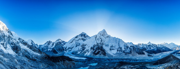 Zaśnieżone góry. Panoramiczny widok Himalaje. Droga na Everest.