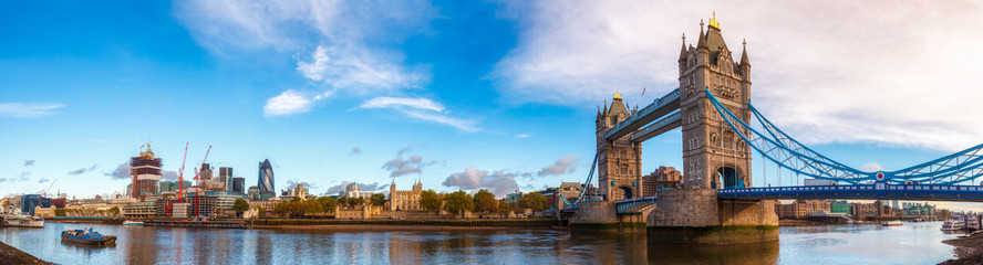 Panoramę miasta Londyn z River Thames Tower Bridge i Tower of London w świetle poranka
