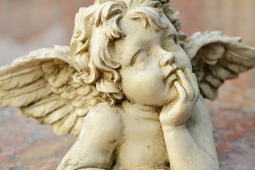 słodka figurka anielska