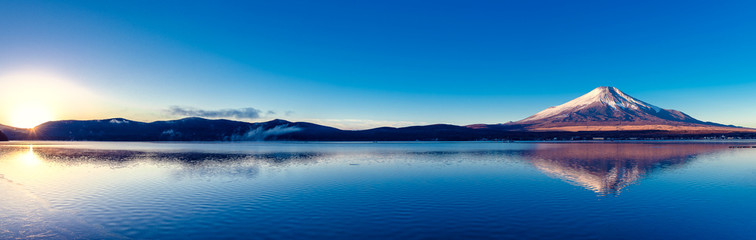 Góra Fuji i góra Yamanaka do góry nogami Fuji
