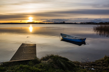 Wschód słońca nad jeziorem Swiecajty w pobliżu Węgorzewa, Mazury, Polska