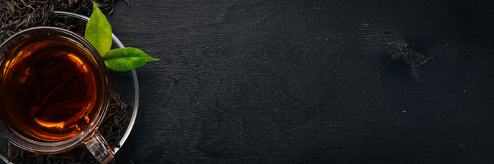 Filiżanka czarna herbata na drewnianym tle. Widok z góry. Skopiuj miejsce.