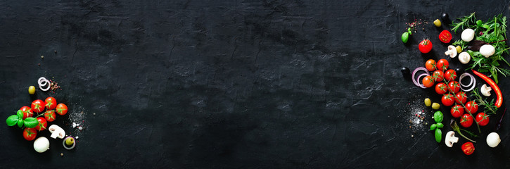 Świeże warzywa, zioła, cebula, pieczarki, bazylia i przyprawy na czarnym tle. Skopiuj miejsce