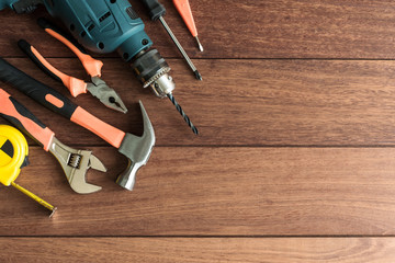 Zestaw narzędzi pracy na tle drewniane