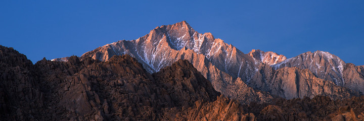 Panorama świecącego Lone Pine Peak Sunrise, Alabama Hills, Lone Pine, Kalifornia