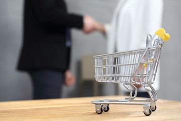 Zakupy. Koncepcja biznesowa. Wózek sklepowy symbol zakupów. 