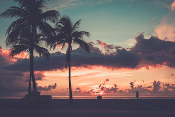 Sylwetka kobiety na plaży